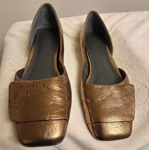Elegant  Women's SARTO gold Ieather Flats Size 7